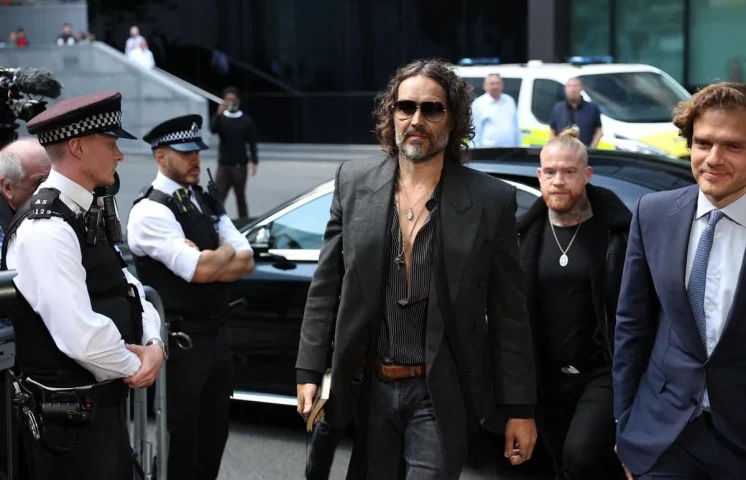 Russell Brand se declara inocente de violación y agresión sexual