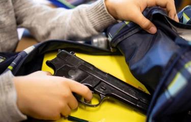 Estudiante supuestamente haitiana lleva un arma de fuego a escuela en Santiago 