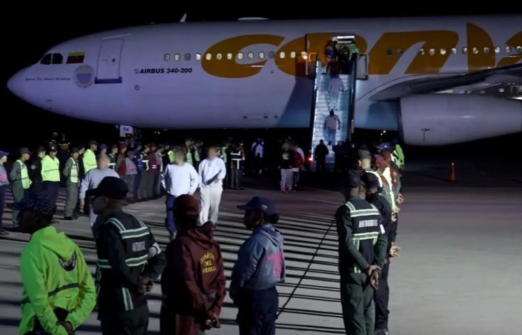 Retornan a Venezuela 174 migrantes en un avión estadounidense deportados desde Texas 