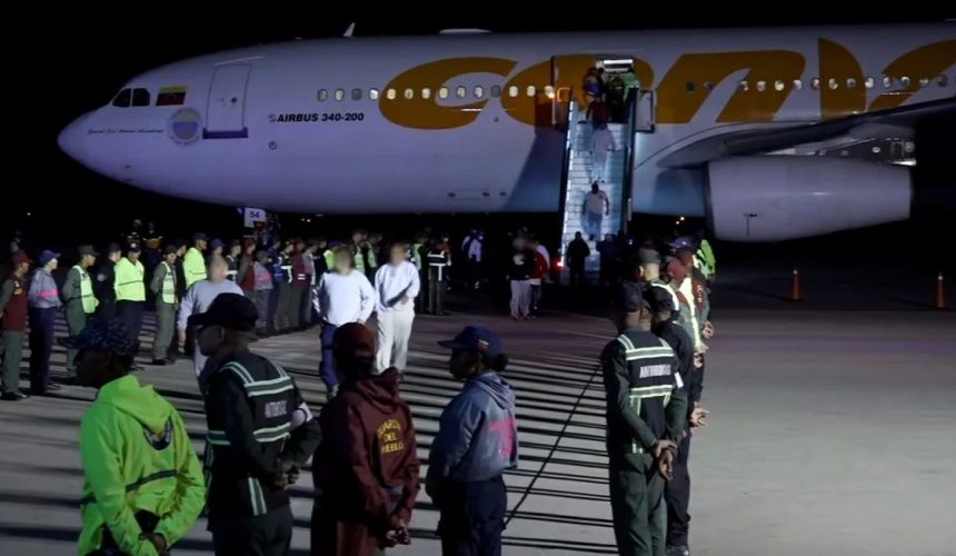 Retornan a Venezuela 174 migrantes en un avión estadounidense deportados desde Texas 