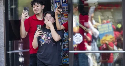 “¡Auxilio!”: Trabajadores migrantes marchan contra las políticas de Trump