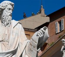 Instalan en la Capilla Sixtina la chimenea por la que saldrá la fumata blanca que anunciará al nuevo Papa 