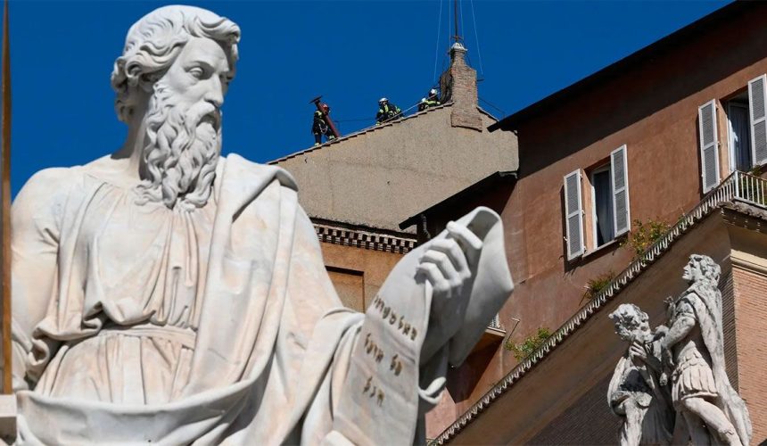 Instalan en la Capilla Sixtina la chimenea por la que saldrá la fumata blanca que anunciará al nuevo Papa 