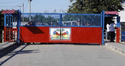 Autoridades haitianas reinstalan portón fronterizo sobre el puente que unifica Dajabón con Juana Méndez 