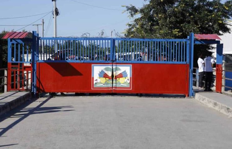 Autoridades haitianas reinstalan portón fronterizo sobre el puente que unifica Dajabón con Juana Méndez 