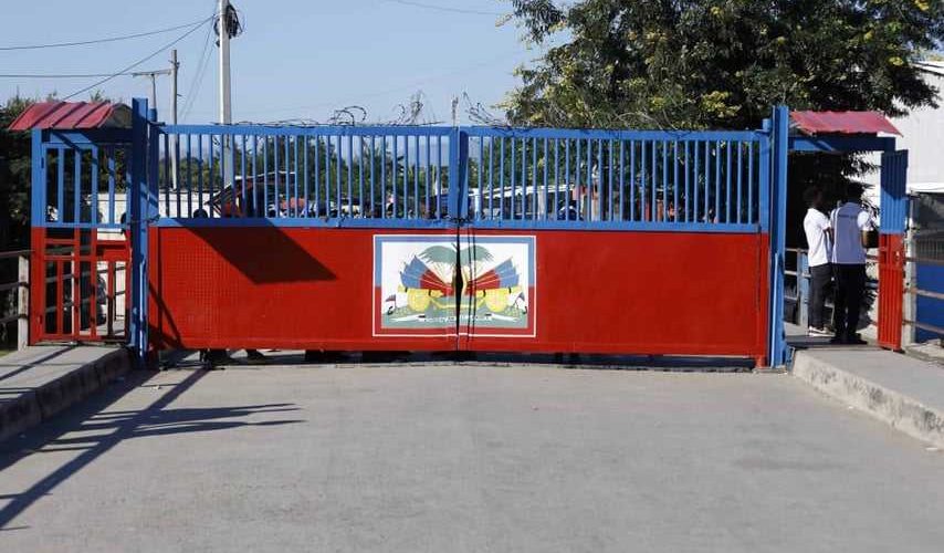 Autoridades haitianas reinstalan portón fronterizo sobre el puente que unifica Dajabón con Juana Méndez 