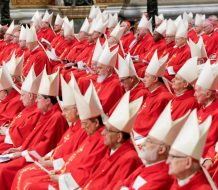 Iglesia católica se encierra en cónclave para elegir al sucesor del Papa Francisco 