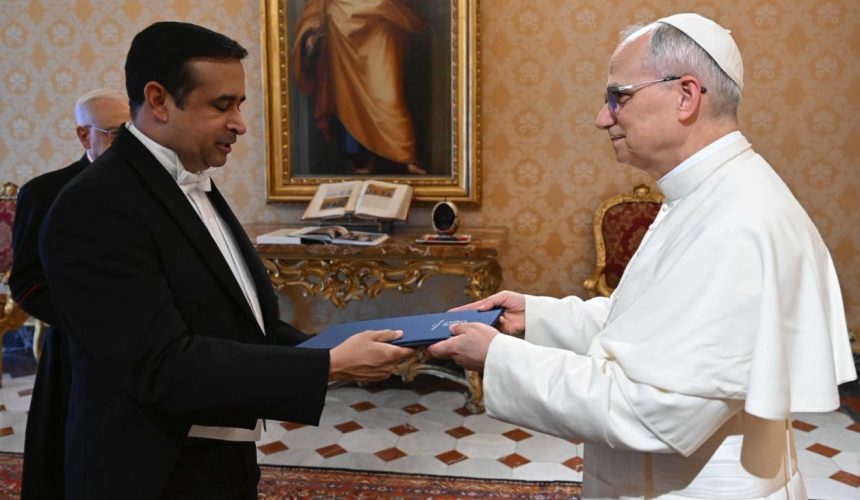 Embajador dominicano presenta cartas credenciales al Papa León XIV