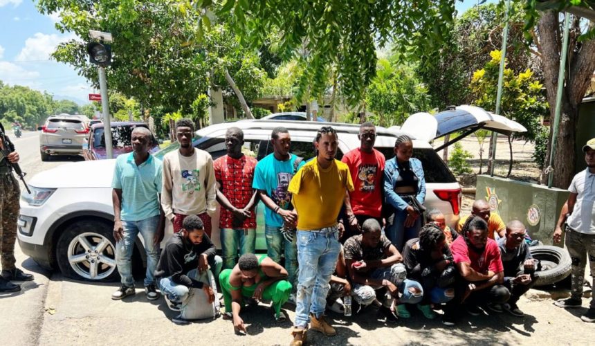 Arrestan a “El Marihuano” por presunto tráfico ilícito de 18 haitianos indocumentados en Montecristi