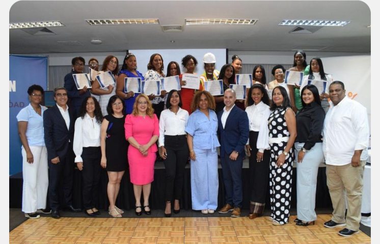 Fundación Construyo gradúa a decenas de mujeres en oficios de la construcción y promueve su inserción laboral