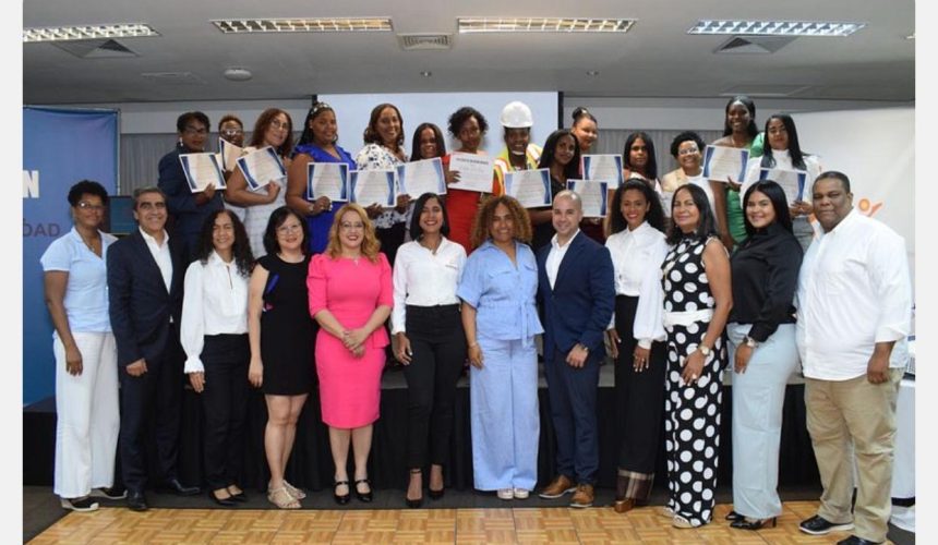 Fundación Construyo gradúa a decenas de mujeres en oficios de la construcción y promueve su inserción laboral