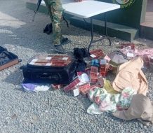 Arrestan dos dominicanas con 20 mil cigarrillos ilegales en un autobús de Elías Piña