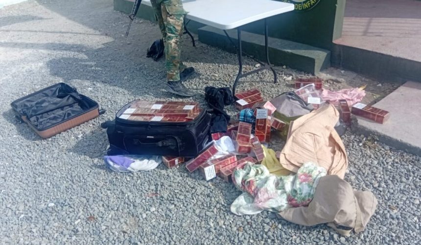 Arrestan dos dominicanas con 20 mil cigarrillos ilegales en un autobús de Elías Piña