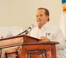Paliza encabeza entrega de más de 300 títulos de propiedad en Samaná