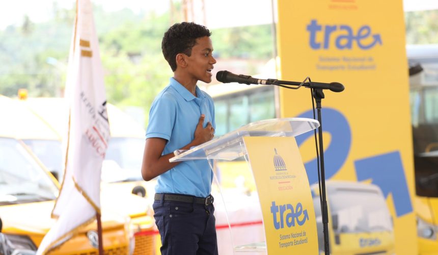 Con la alegría de cientos de niños, presidente Abinader pone en marcha el TRAE en Samaná
