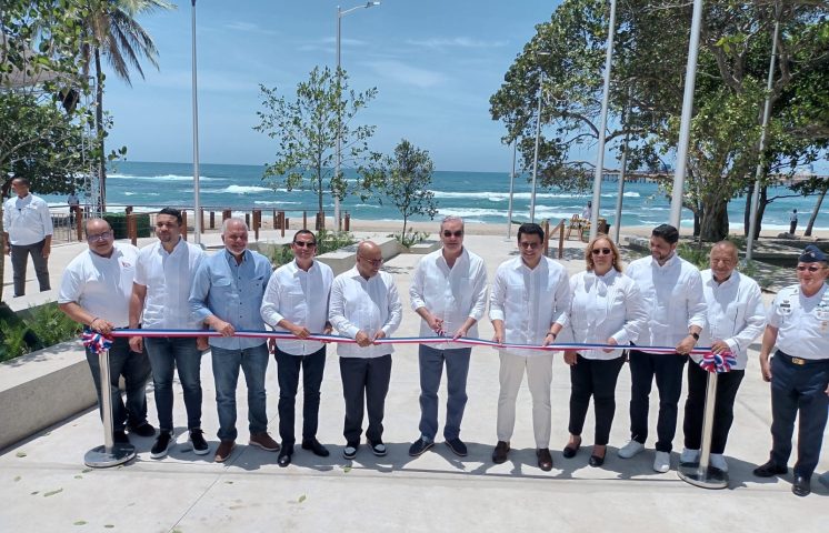 Presidente Abinader y ministro Collado inauguran malecón de Haina