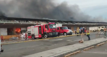 Incendio en Merca SD afecta al menos 110 locales y deja pérdidas millonarias