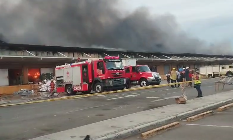Incendio en Merca SD afecta al menos 110 locales y deja pérdidas millonarias