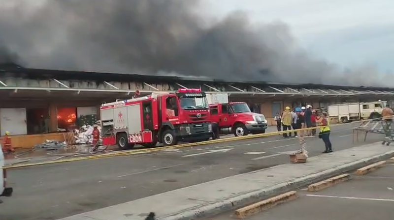 Incendio en Merca SD afecta al menos 110 locales y deja pérdidas millonarias