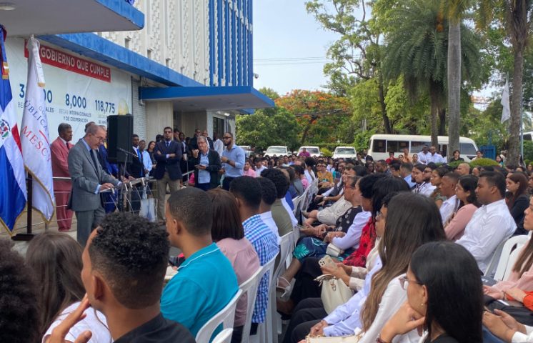 MESCYT otorga más de 600 becas internacionales a jóvenes dominicanos
