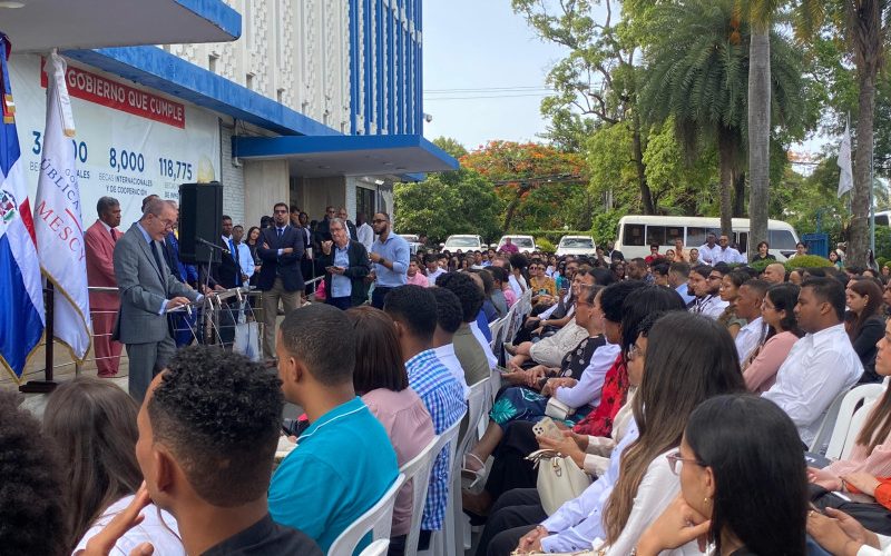 MESCYT otorga más de 600 becas internacionales a jóvenes dominicanos