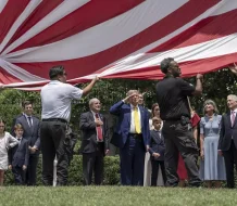 Los jardines de la Casa Blanca lucen nuevas banderas gigantes de EEUU