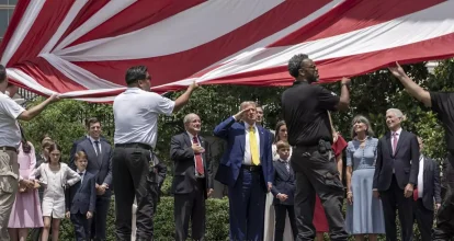 Los jardines de la Casa Blanca lucen nuevas banderas gigantes de EEUU
