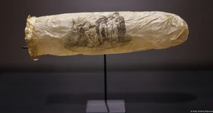 Rijksmuseum exhibe un condón del siglo XIX con escena erótica religiosa como sátira
