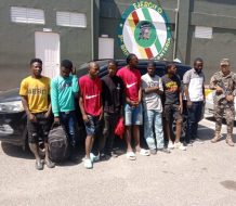 Arrestan dos dominicanos transportando ocho haitianos indocumentados en tramo carretero San Juan-Azua