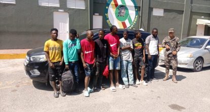 Arrestan dos dominicanos transportando ocho haitianos indocumentados en tramo carretero San Juan-Azua