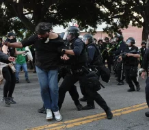 Decretan toque de queda para el centro de Los Ángeles por aumento de protestas 