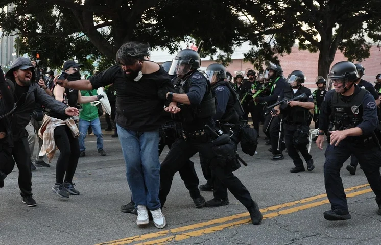 Decretan toque de queda para el centro de Los Ángeles por aumento de protestas 