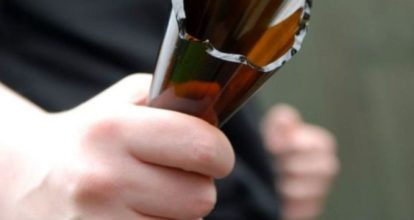 Mujer agrede cabo de la PN con casco de botella durante operativo en SDE