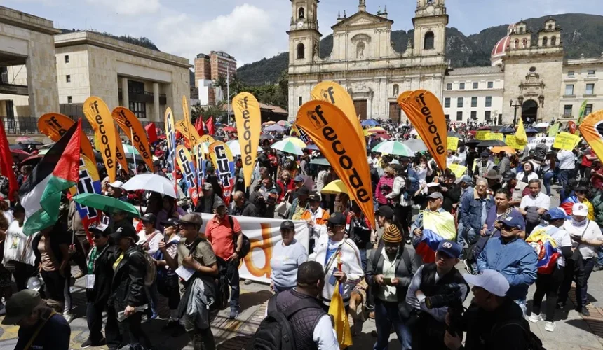 Sindicatos de Colombia marchan en las calles en respaldo a la consulta popular de Petro