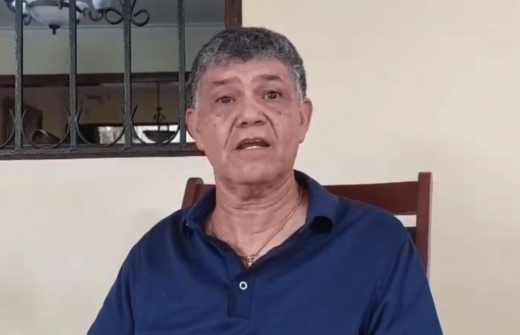 Alcalde SDO se desvincula de escándalo por participación de “La Profezorra” en charla educativa