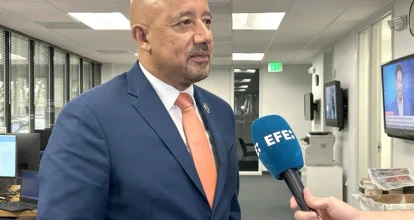 Un alcalde latino en Massachusetts lamenta las mentiras para tapar el valor de los migrantes