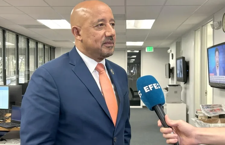 Un alcalde latino en Massachusetts lamenta las mentiras para tapar el valor de los migrantes