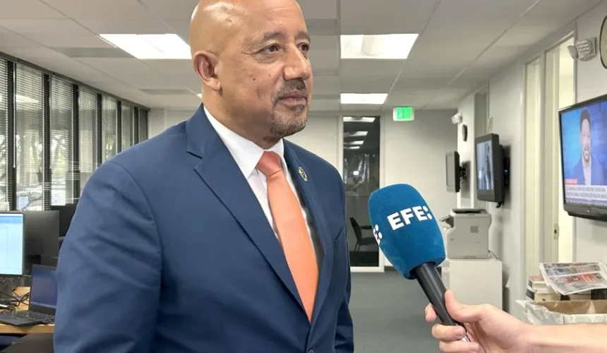 Un alcalde latino en Massachusetts lamenta las mentiras para tapar el valor de los migrantes