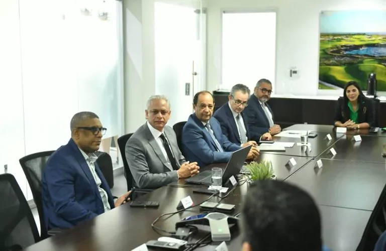 JCE muestra progresos de nueva cédula a la Cámara Americana de Comercio