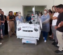 Momento en que precandidato Miguel Uribe sale de quirófano; su estado de salud continúa “crítico”