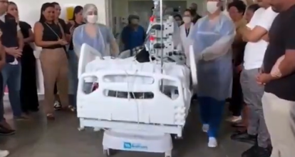 Momento en que precandidato Miguel Uribe sale de quirófano; su estado de salud continúa “crítico”