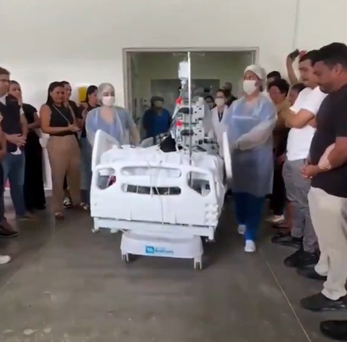 Momento en que precandidato Miguel Uribe sale de quirófano; su estado de salud continúa “crítico”