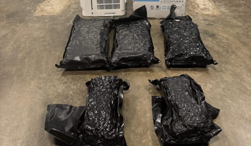 DNCD confisca varios paquetes de presunta marihuana escondidos en aire acondicionado