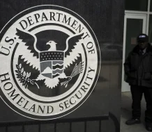 EE.UU. informa a miles de migrantes de Cuba, Nicaragua y Venezuela del fin del estatus temporal