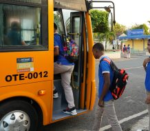 Auxiliar del TRAE es desvinculada por bajar a estudiante del autobús escolar