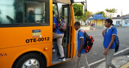 Auxiliar del TRAE es desvinculada por bajar a estudiante del autobús escolar
