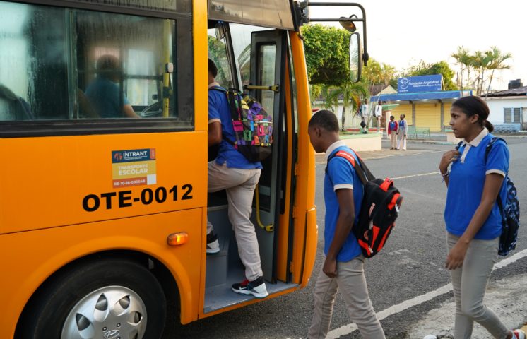 Auxiliar del TRAE es desvinculada por bajar a estudiante del autobús escolar