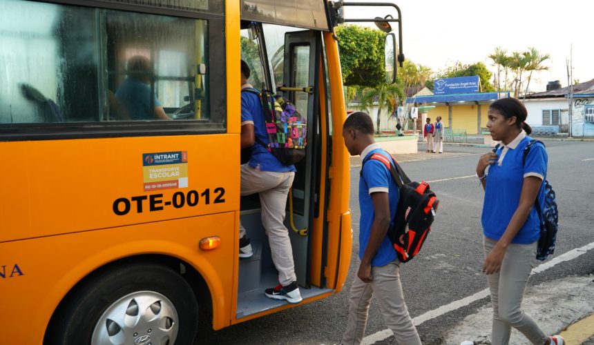 Auxiliar del TRAE es desvinculada por bajar a estudiante del autobús escolar