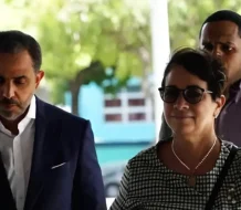 Antonio y Maribel Espaillat salen de la carcelita del Palacio de Justicia