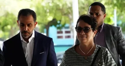 Antonio y Maribel Espaillat salen de la carcelita del Palacio de Justicia